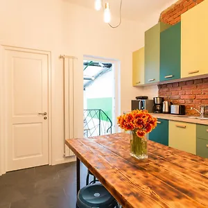 Hostel First, Bükreş